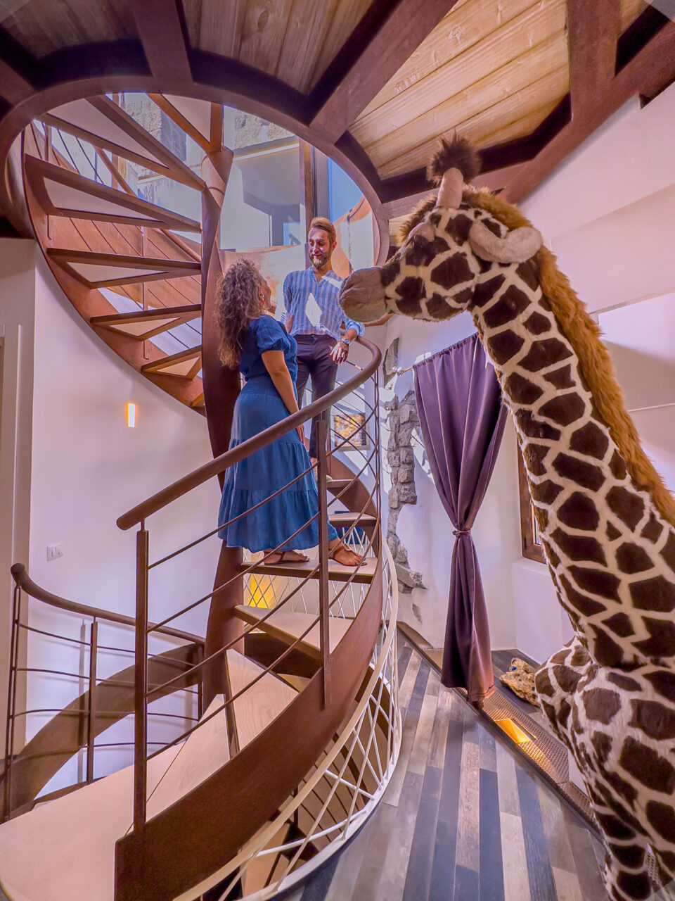 alloggio con colazione inclusa nel Lazio, foto di due ragazzi su una rampa di scala e una giraffa di antiquariato
